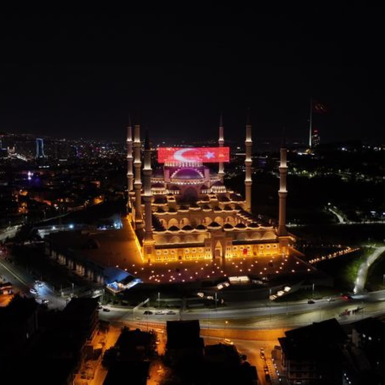 15 Temmuz'un yıldönümünde camilerde sela sesleri yükseldi