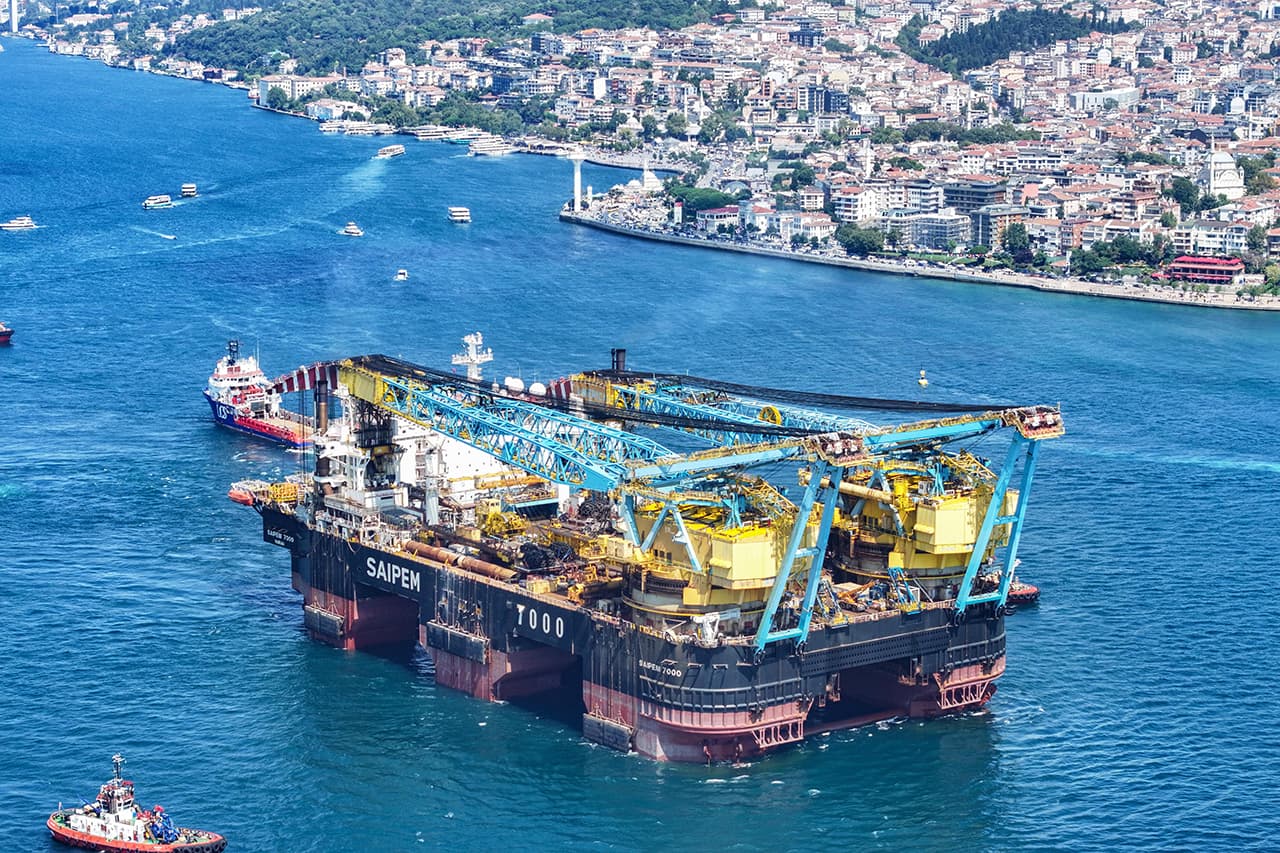 Devasa Vinç Gemisi Saipem 7000, İstanbul Boğazı'ndan Geçti: Kulelerini Yatırarak Köprülerin Altından Sıyrıldı