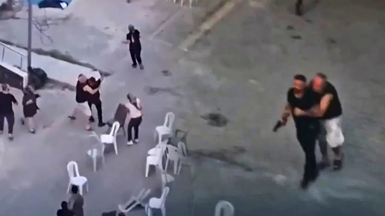 Adana'da taziye evinde silahlı dehşet: Husumetlilerini silahla kovalayan şahıs güçlükle sakinleştirildi