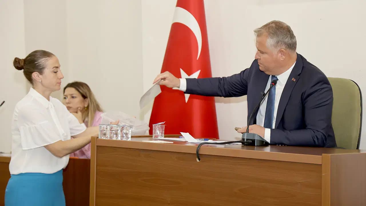 Urla'da CHP'den istifa eden meclis YENİ Parti çatısı altında ilk kez bir araya geldi