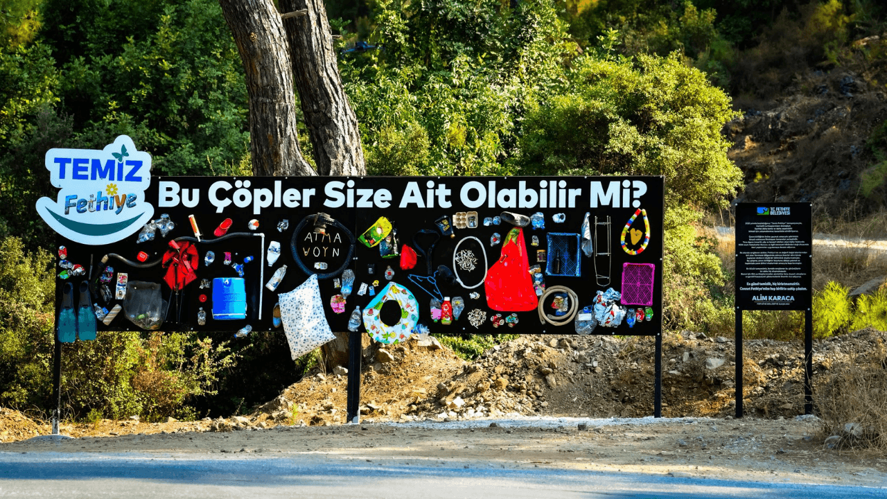 Fethiye Belediyesi'nden çarpıcı çevre mesajı: Toplanan çöpler billboardlara taşındı