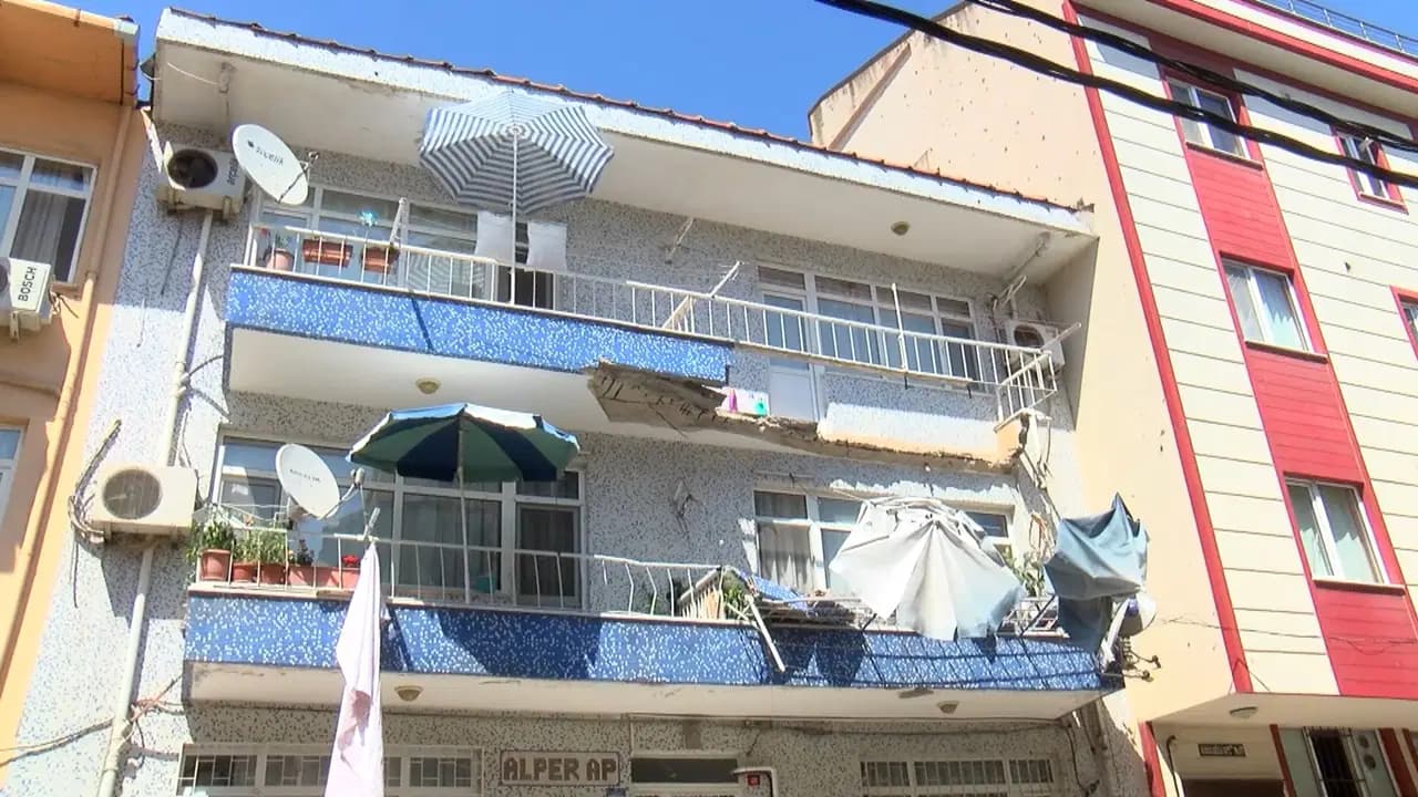 Ümraniye'de balkon faciası: Beton parçaları park halindeki 2 aracın üzerine düştü