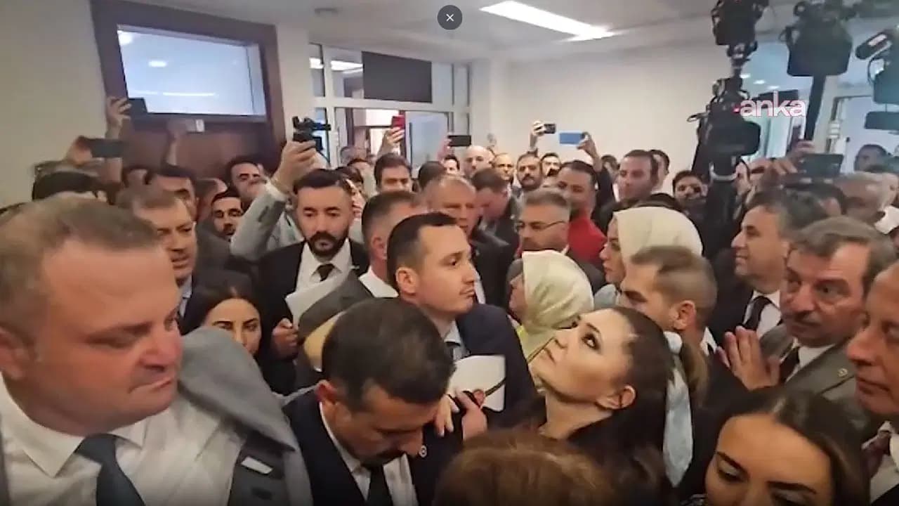 TBMM Adalet Komisyonu'nda 'süreç yasası' görüşmelerinde izdiham: Milletvekilleri ezilme tehlikesi atlattı