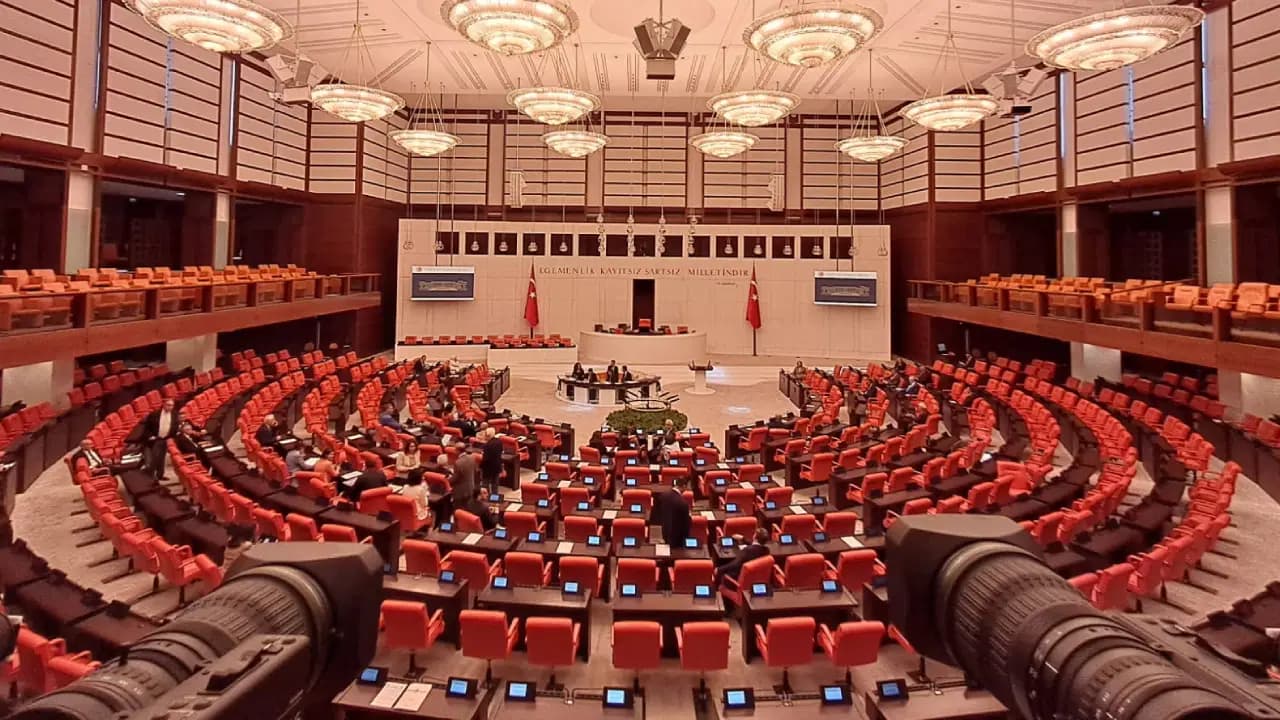 Meclis kürsüsünde grup başkanvekillerinden farklı gündemler