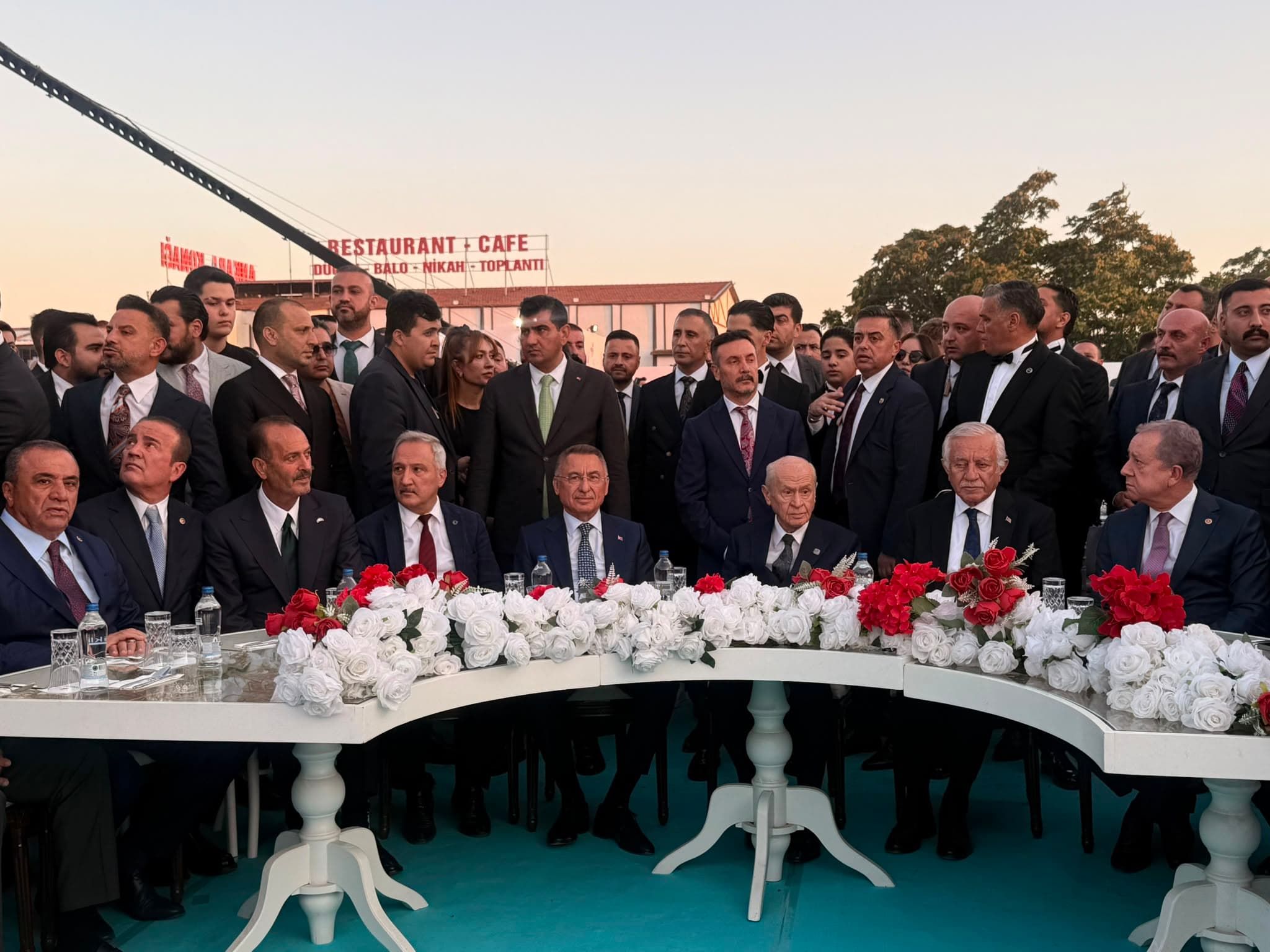 Bahçeli, MHP'li il başkanının oğlunun nikahına şahitlik yaptı
