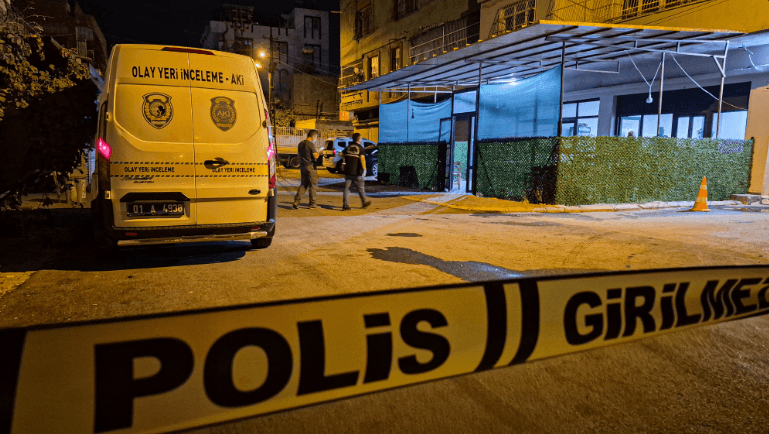 Adana'da kahvehaneye silahlı saldırı: 3 kişi vuruldu