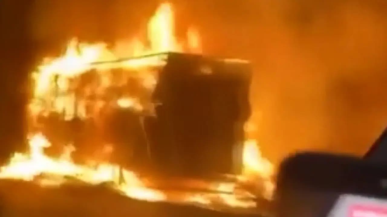 Arnavutköy'de Kuzey Marmara Otoyolu'nda alev topuna dönen TIR dorsesi yandı