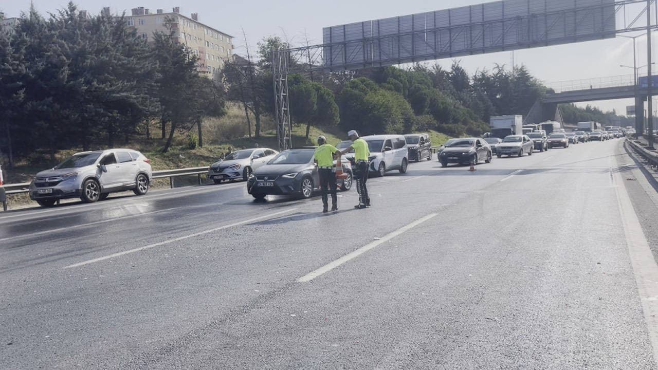 Sultangazi'de TEM Otoyolu'nda zincirleme kaza: 10 araç birbirine girdi
