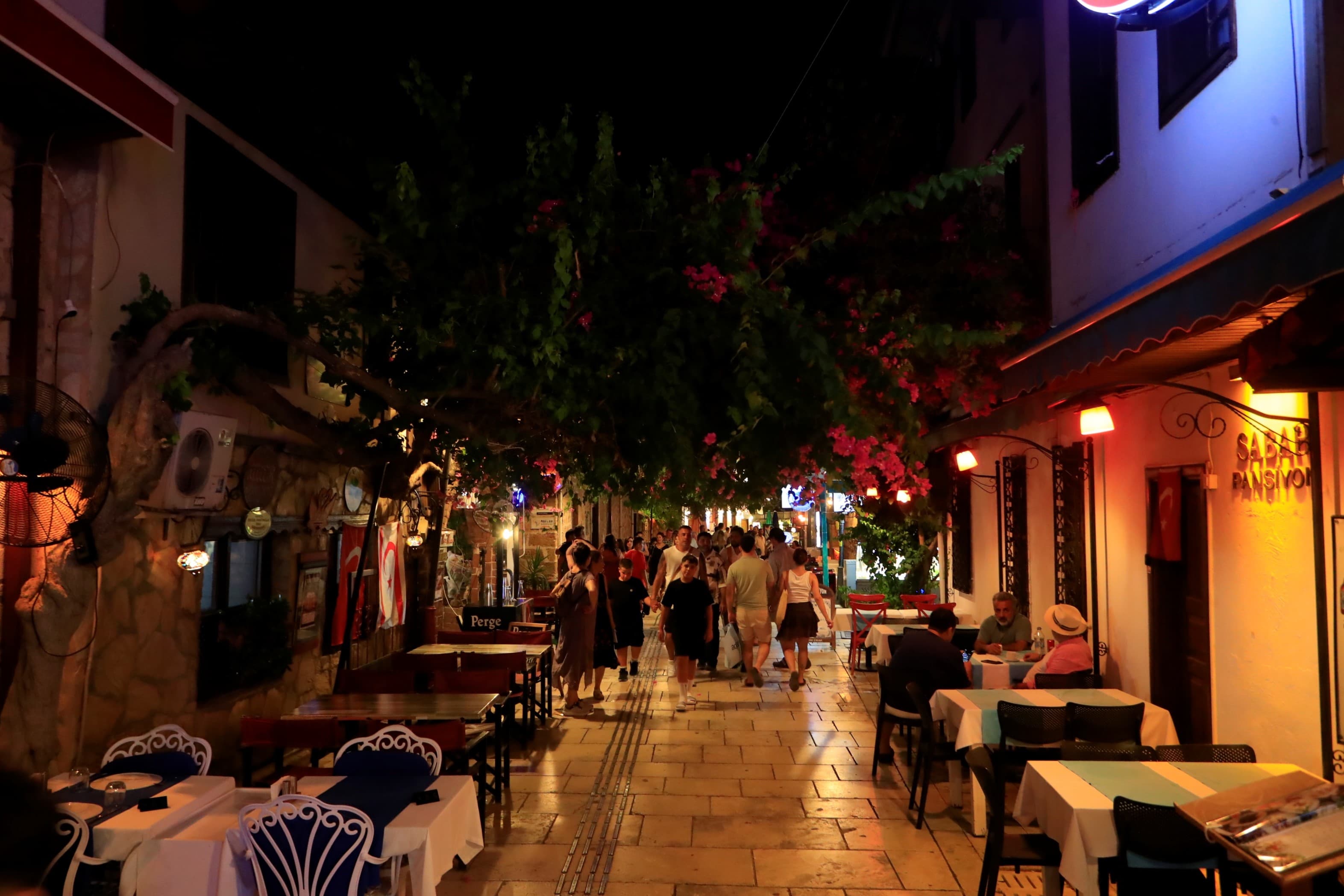 Antalya'nın tarihi kalbi Kaleiçi: Gündüz 500 kişi, gece 50 bin kişi