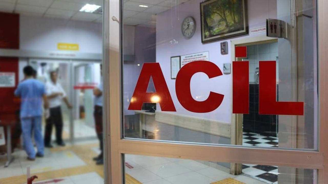 Mersin'de ambulans ile otomobil çarpıştı: Sağlık çalışanları kaza sonrası yaralılara yardım etti