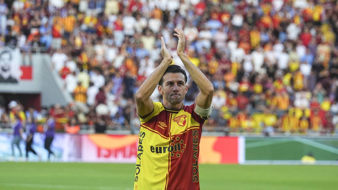 İsmail Köybaşı'nın jübile maçında duygusal anlar: Futbolu bıraktı, gözyaşlarını tutamadı