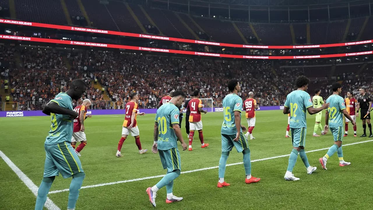 Galatasaray'da Villarreal mağlubiyeti sonrası taraftar isyanı: Özbek yönetimine sert tepki