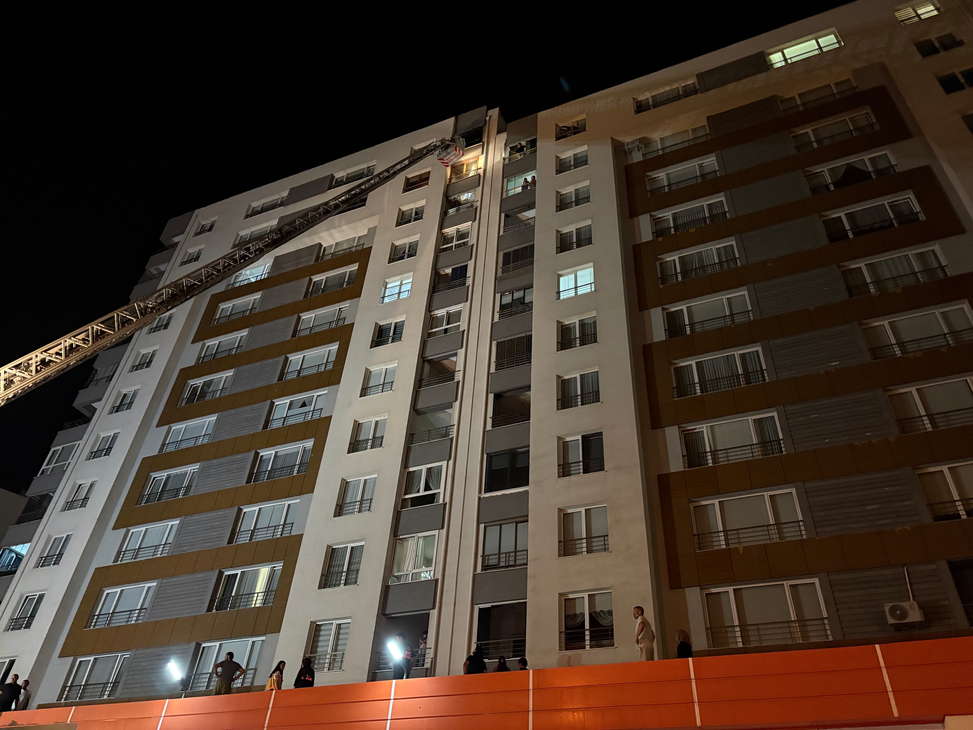 Kayseri'de yangın faciası: 13'üncü kattan düşen ev sahibi hayatını kaybetti