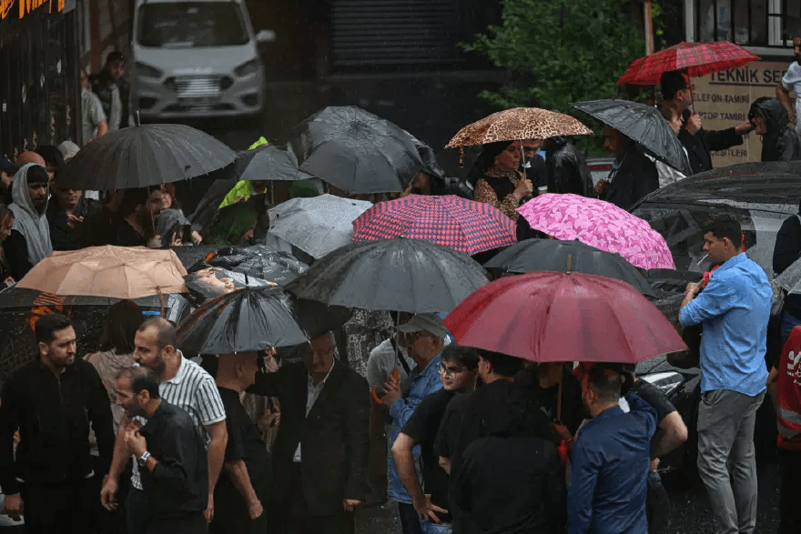 Meteoroloji'den İstanbul ve birçok ile sağanak uyarısı: Sıcaklıklar düşüyor