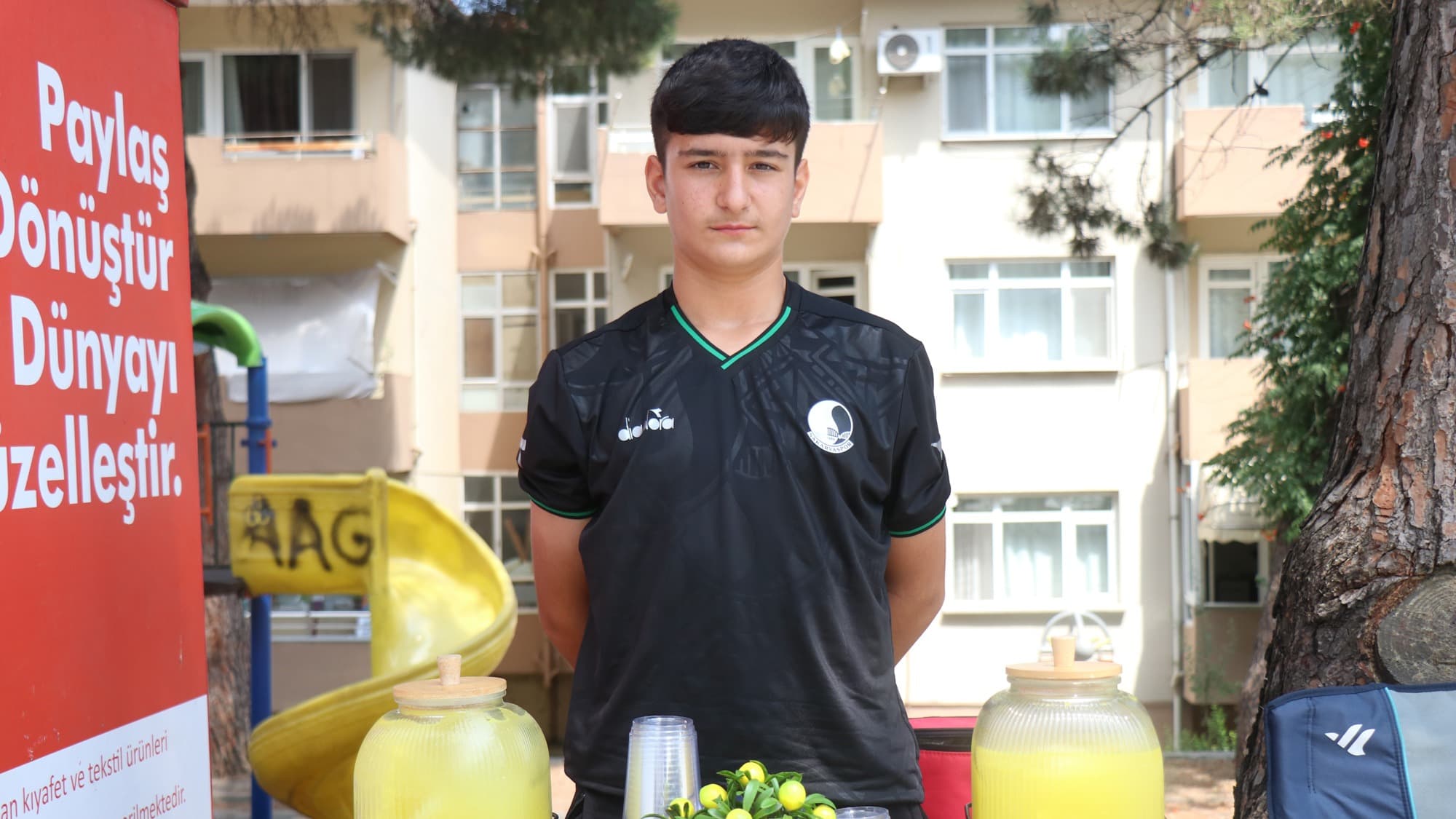 Sakarya'da 14 yaşındaki lise öğrencisi limonata satarak asgari ücretin üç katını kazanıyor