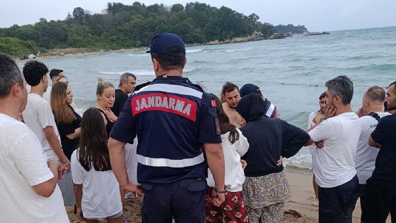 Yasak bölgede denize giren ablasını kurtarmak isterken hayatını kaybetti