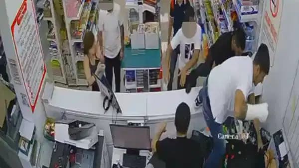 Samsun'da kırtasiye çalışanına 6 kişilik saldırı: O anlar güvenlik kamerasında
