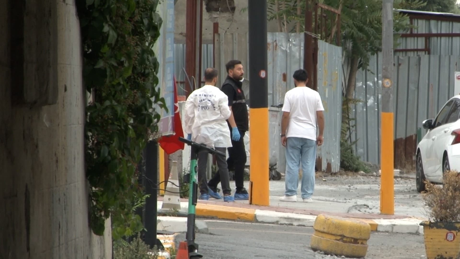Fatih'te polise bıçaklı saldırı: Şüpheli ayağından vurularak yakalandı