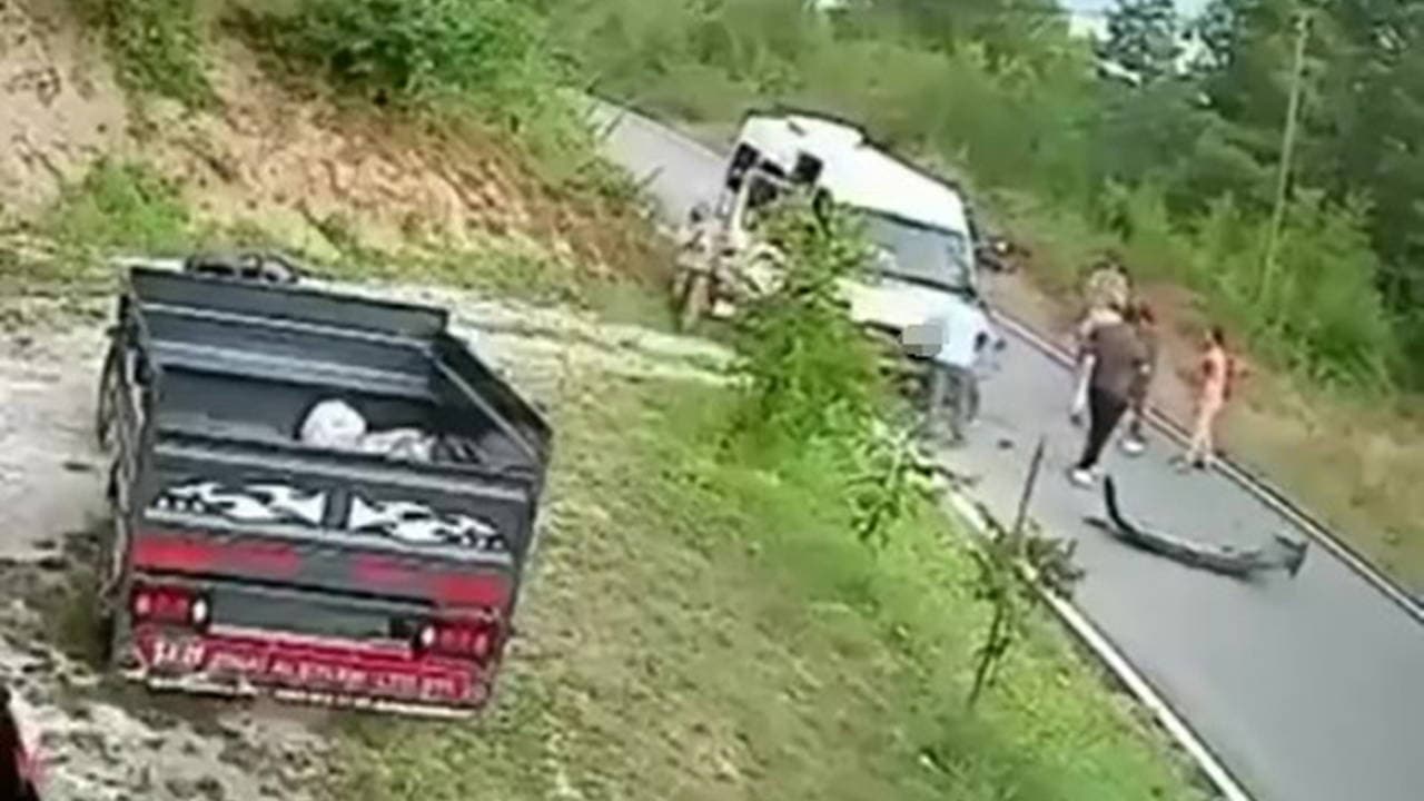 Zonguldak'ta işçi servisi ile otomobil çarpıştı: 4 kişi yaralandı
