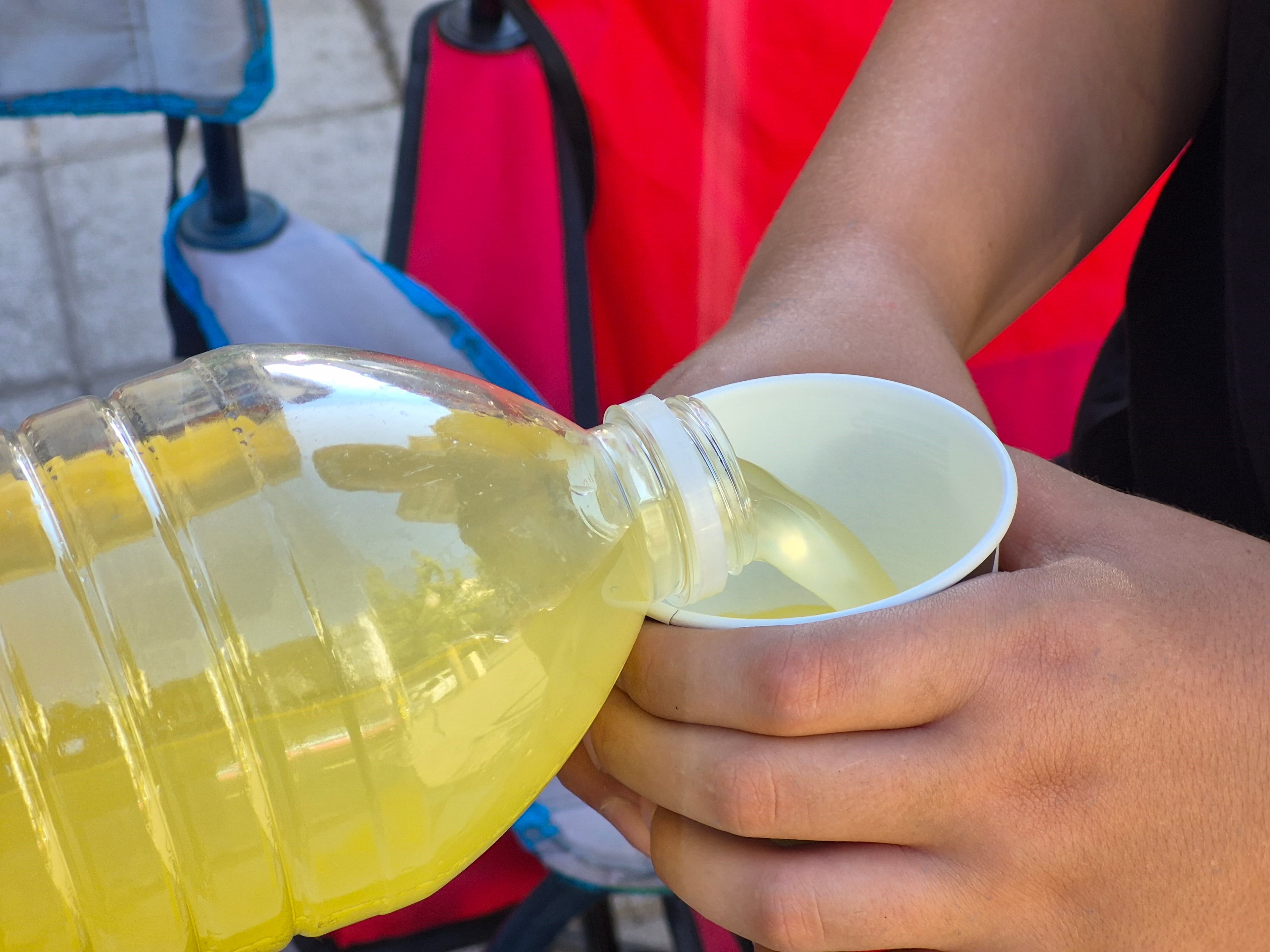 10 yaşındaki iki arkadaşın 'limonata' ile yaz tatili girişimi: Günlük 400 TL kazanıyorlar
