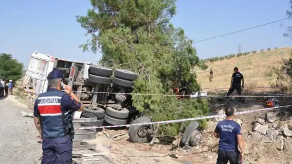 Manisa'da feci kaza: Yolcu otobüsü kamyona arkadan çarptı, 1 kişi hayatını kaybetti