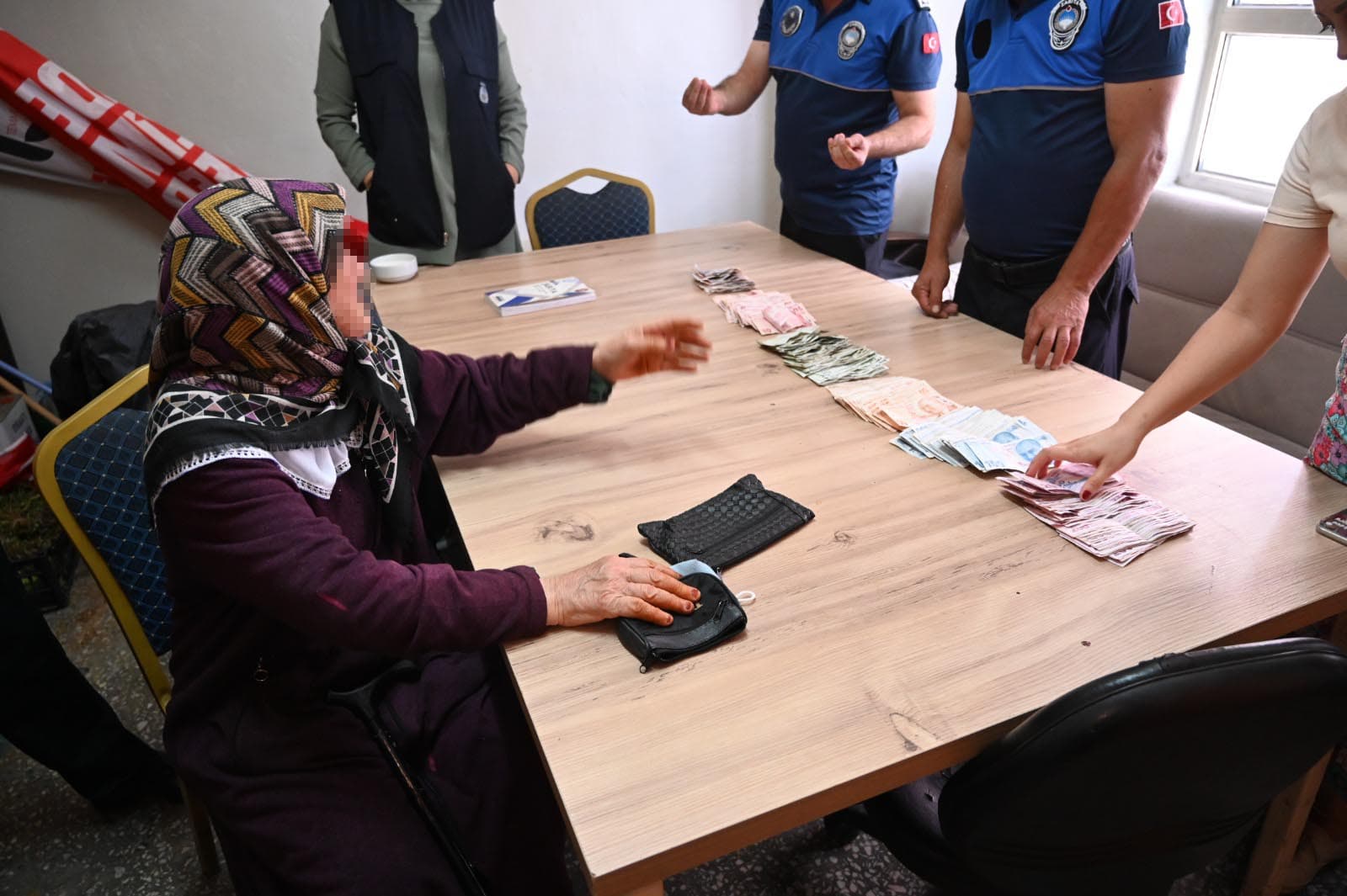 Kırıkkale'de zabıtanın yakaladığı 77 yaşındaki dilencinin üzerinden 25 bin lira çıktı