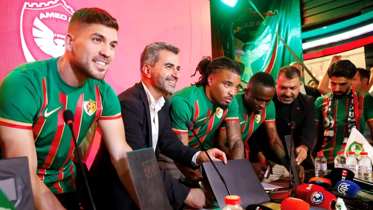 Süper Lig'in yeni temsilcisi Amedspor'da 5 yeni transfer için imza töreni