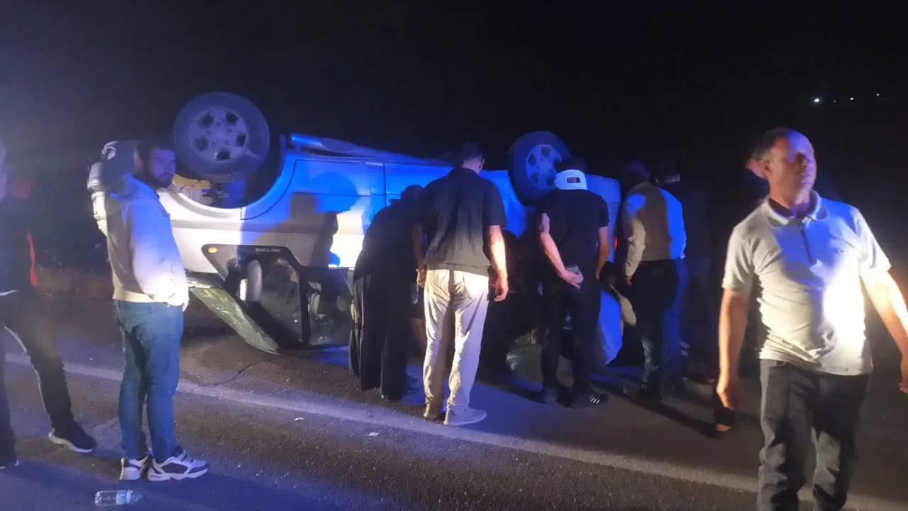 Sivas'ın İmranlı ilçesinde minibüs devrildi: Aynı aileden 7 kişi yaralandı