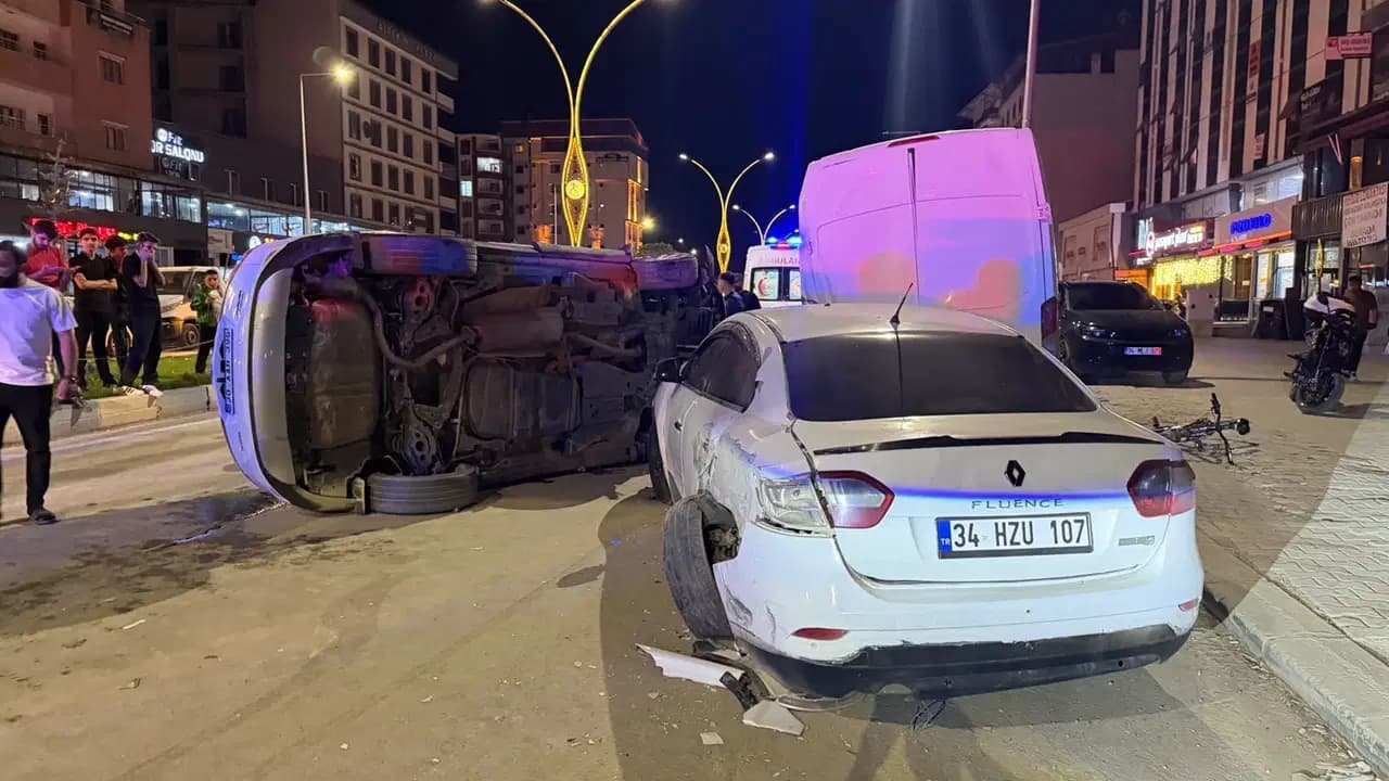 Yüksekova'da park halindeki 2 araca çarpan otomobil devrildi: 2'si çocuk 4 yaralı