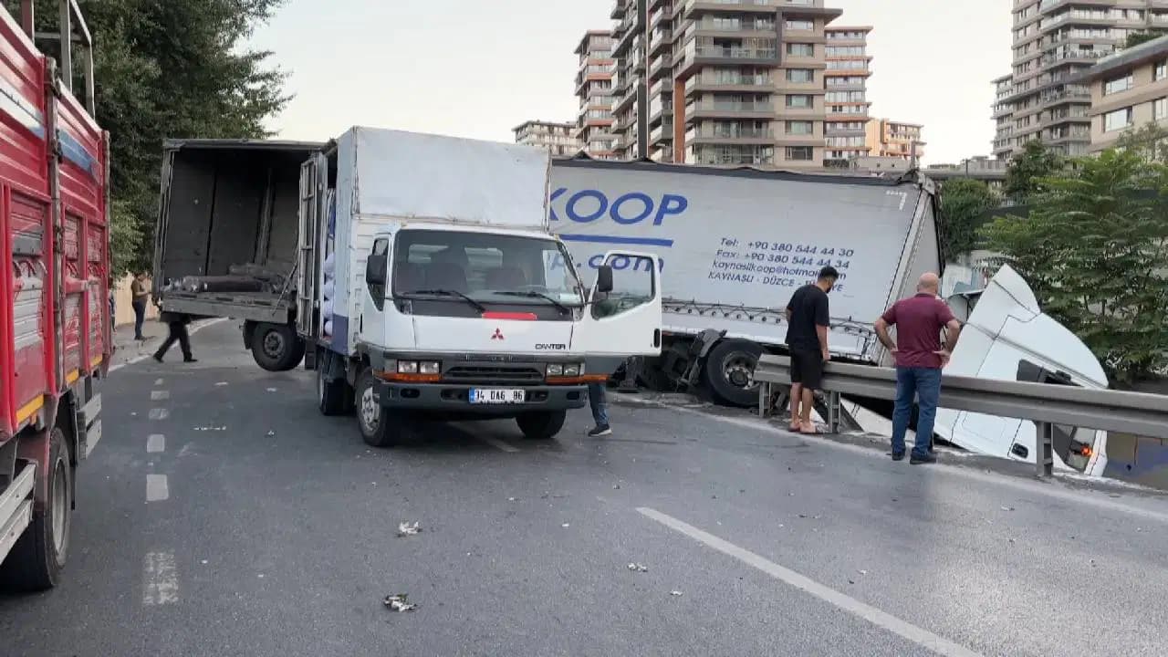 Esenler'de korkutan kaza: Kumaş yüklü TIR dere yatağına yuvarlandı