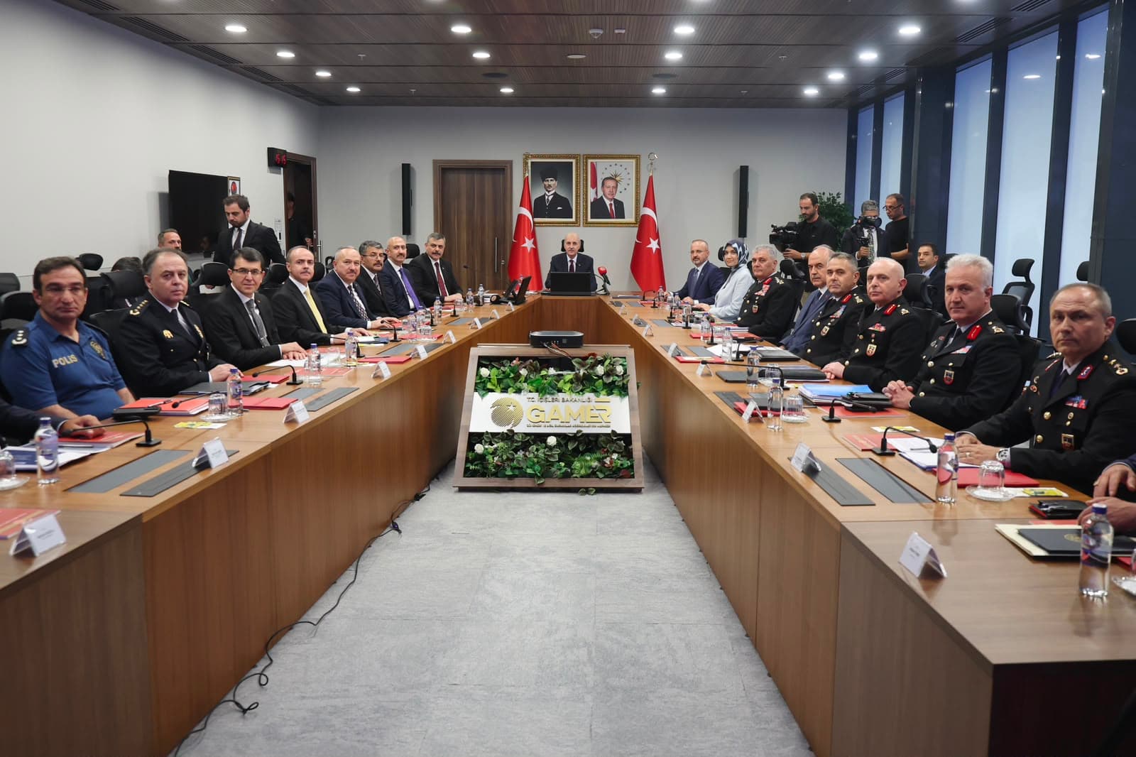 Terörsüz Türkiye süreci için kritik zirve: Bakan Çiftçi'den valilere 'silah devreden çıkacak' mesajı