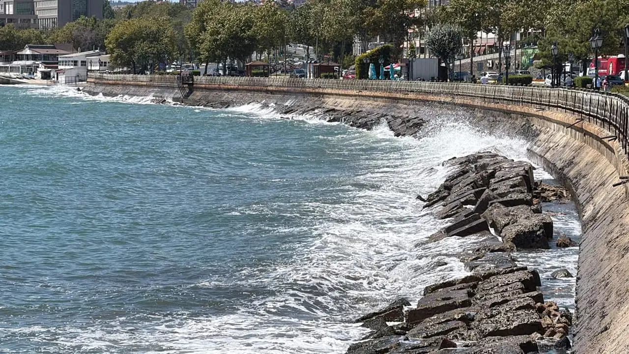 Tekirdağ'da fırtına hayatı felç etti: Uçuşlar iptal, üç ilçede denize giriş yasağı