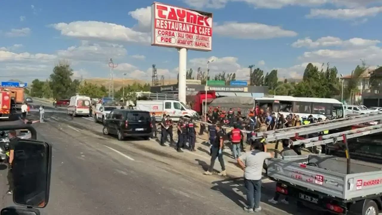 Ankara'da midibüs ile kamyonun korkunç çarpışması: 1 kişi hayatını kaybetti, 16 yaralı