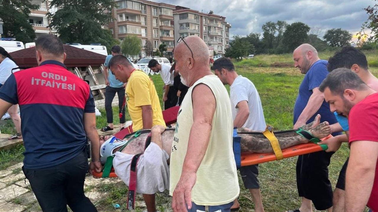 Ünye'de denizde akıntıya kapılan 3 kişi son anda kurtarıldı