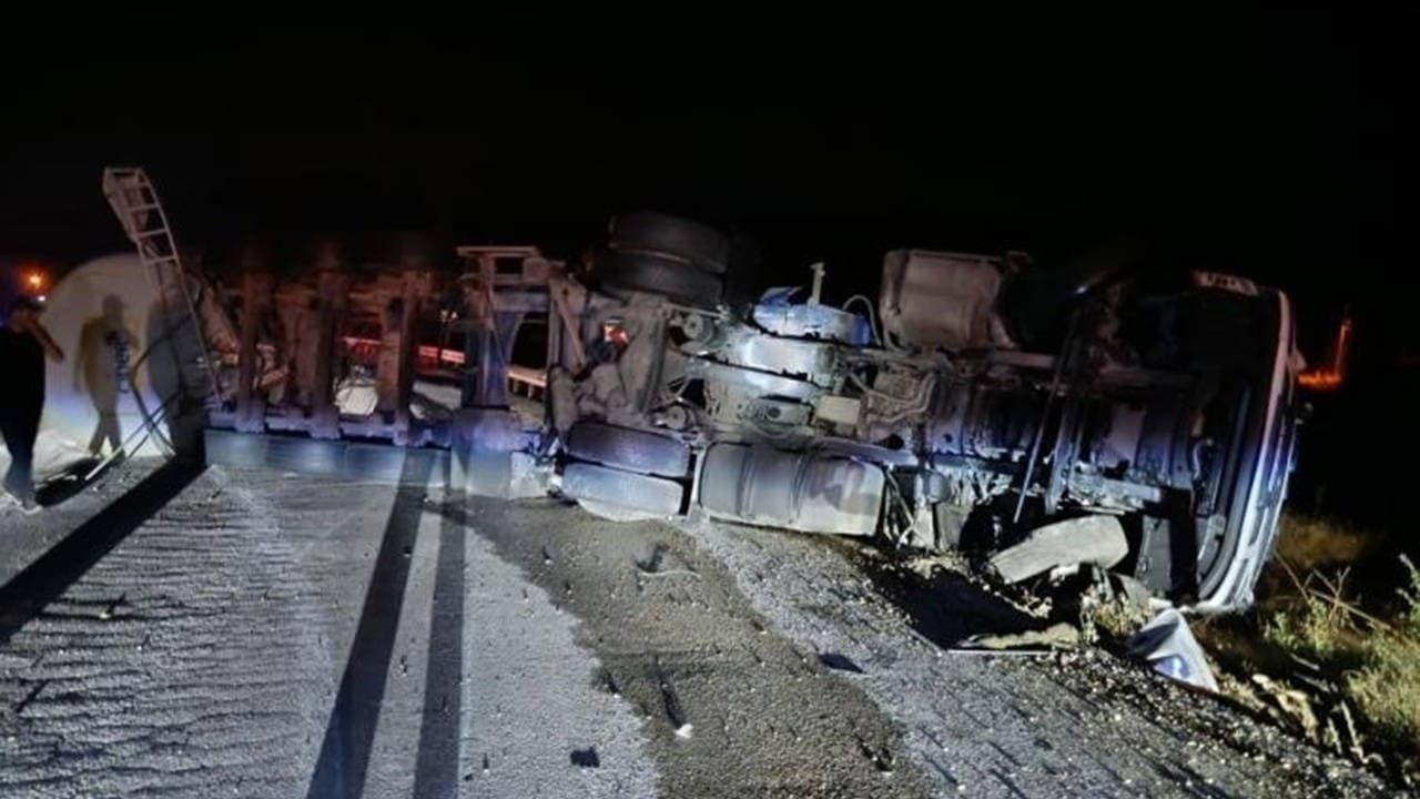 Bolu'da soda yüklü tır devrildi, kara yolu çift yönlü ulaşıma kapandı