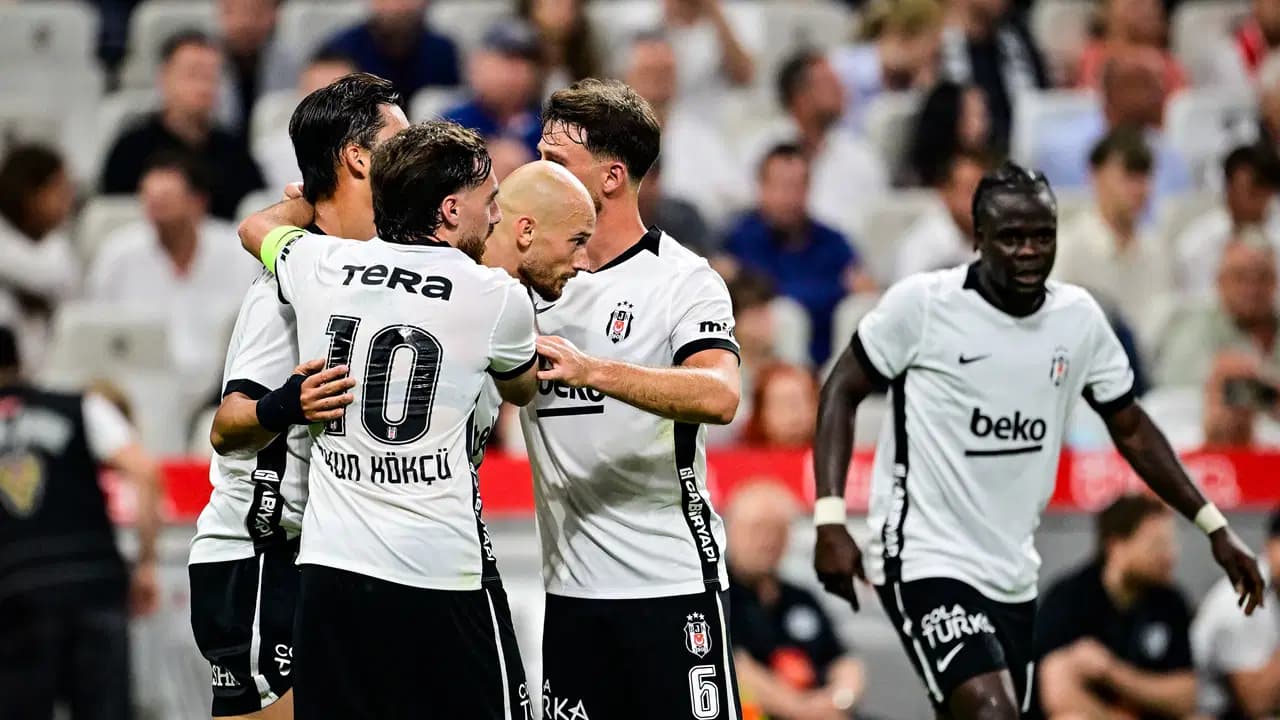Spor yazarlarından Beşiktaş'a Hradec Kralove maçı yorumu: 'Yarışın içinde olacağız'