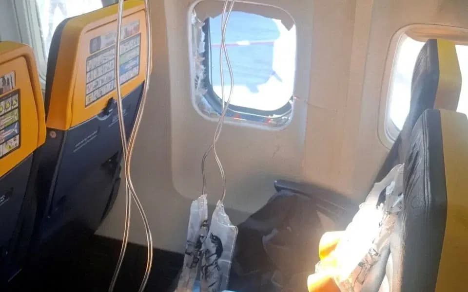 Uçakta dehşet: Motor parçası camı kırdı, yolcunun başı dışarı çıktı