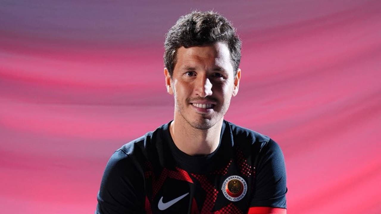 Süper Lig ekibi Gençlerbirliği, tecrübeli orta saha oyuncusu Salih Uçan'ı kadrosuna kattı