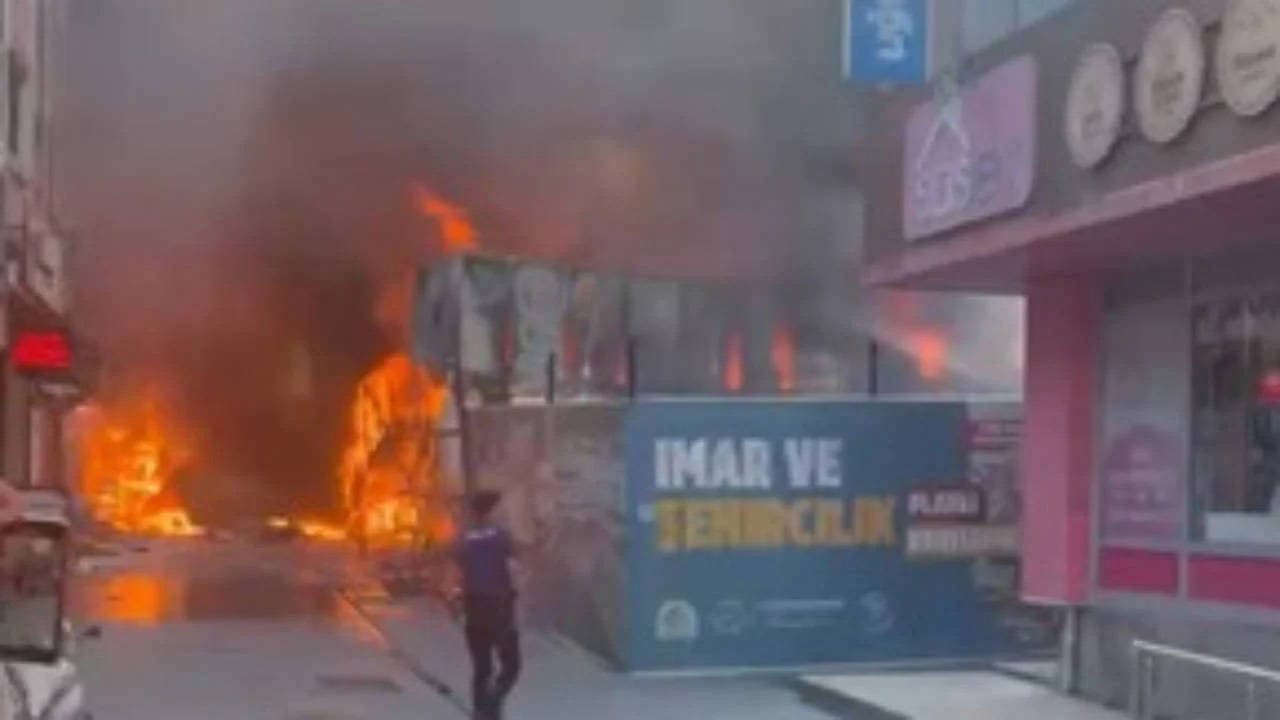 Gebze'de metro şantiyesinde çıkan yangın 2 işyerini küle çevirdi