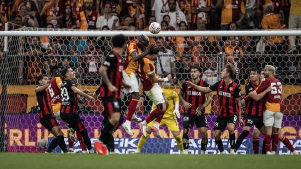 Galatasaray tribünleri Çorum maçında yönetimi istifaya davet etti