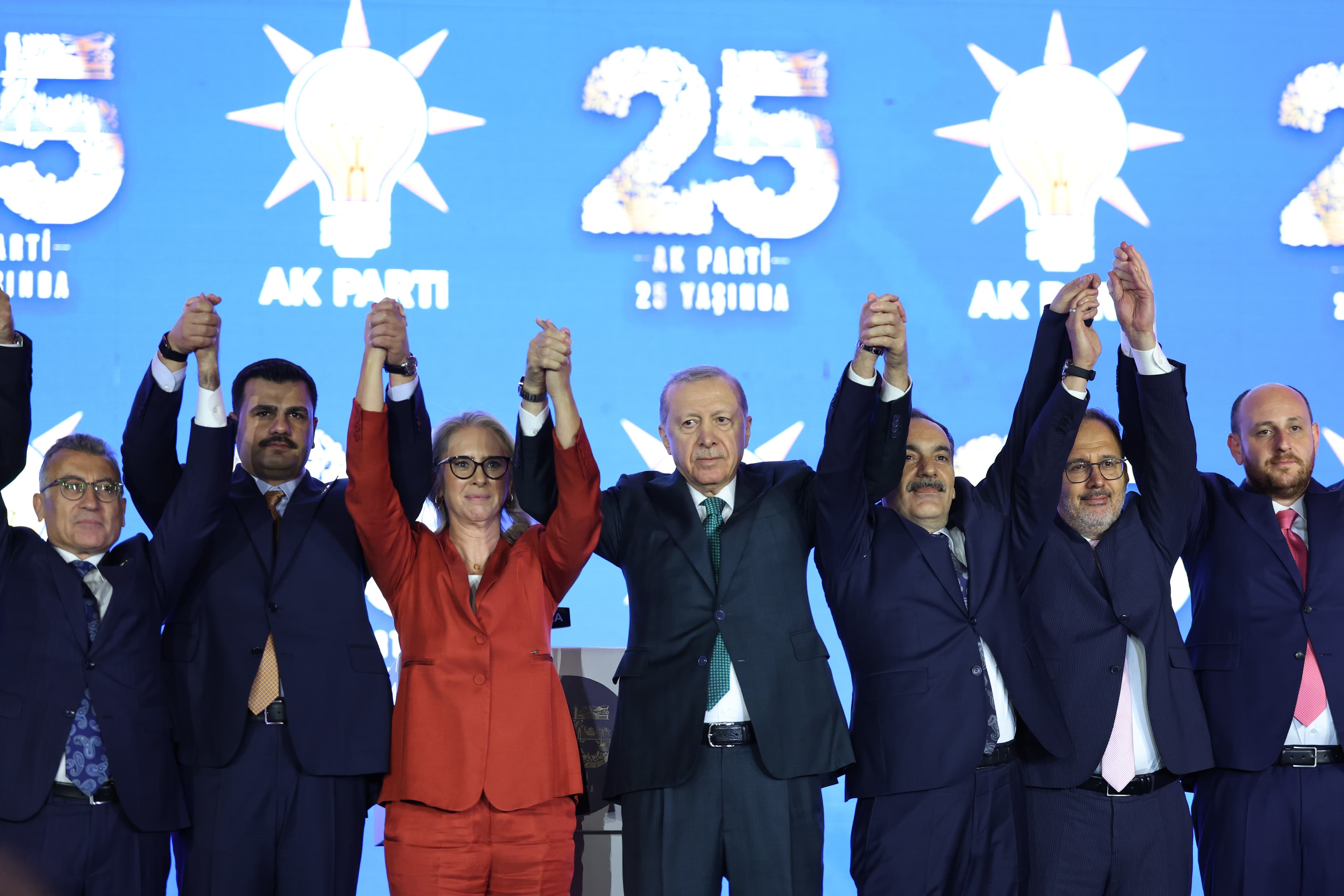 AK Parti'nin 25. yılına tarihi katılım: 7 belediye başkanı ve 3 milletvekili partide