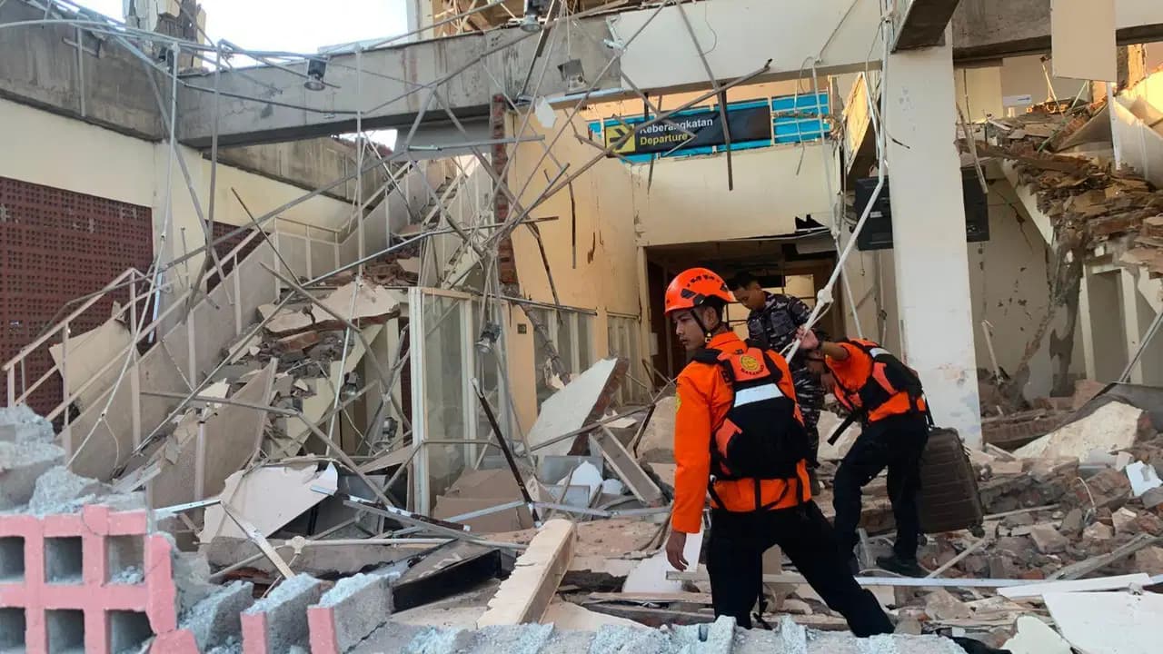 Endonezya'da 7,7'lik deprem: 14 kişi hayatını kaybetti, tsunami alarmı verildi