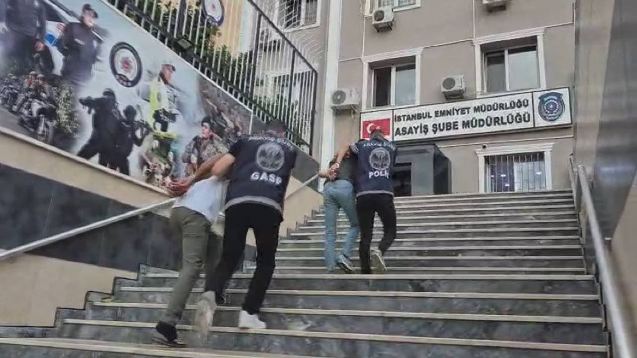 Kağıthane'de silahlı saldırı anı kamerada: 'Şapkalılar' çetesinin reklam şirketine baskını görüntülendi