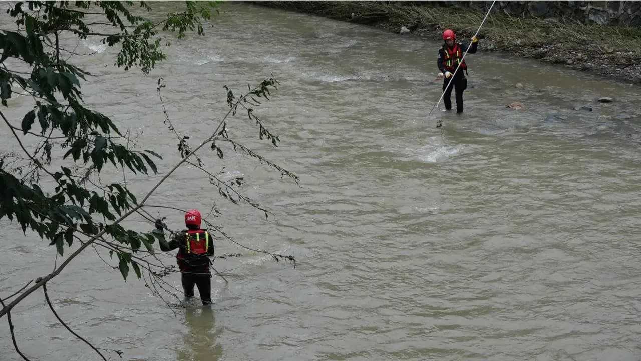 Giresun'da sel felaketi: Kaybolan öğretmen ve yeğenini arama çalışmaları ikinci gününde