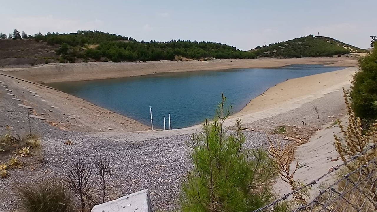 Milyonlarca liralık gölet 10 yıldır su tutamıyor: Çiftçiler isyan etti