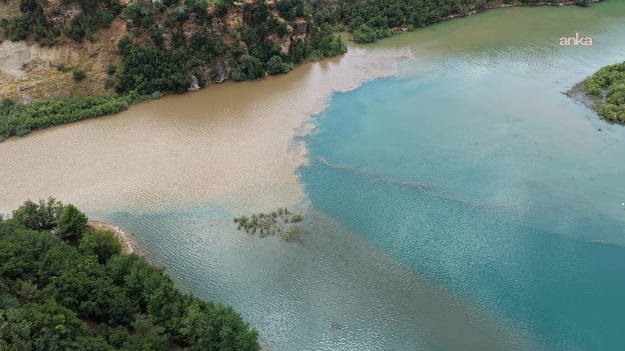 Tunceli'de doğa fenomeni: Sağanak sonrası iki komşu nehir birden renk değiştirdi