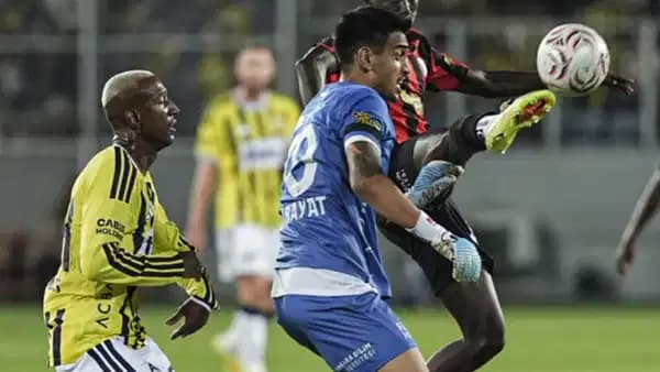 Eski hakemler tartışmalı pozisyonu değerlendirdi: Fenerbahçe'nin penaltı itirazı haklı mıydı?