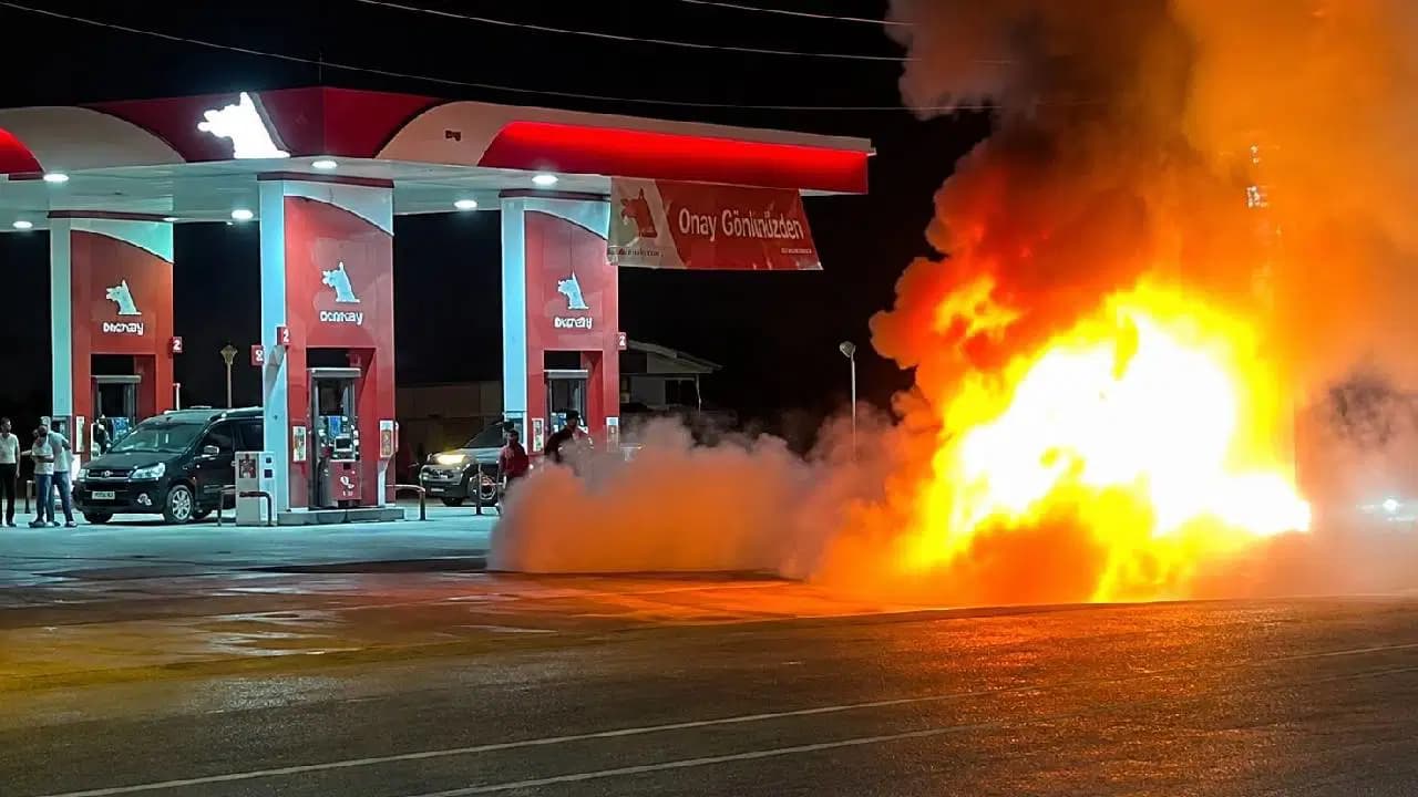 Yüksekova'da akaryakıt istasyonunda feci olay: Baba ve iki oğlu alev alan araçta yaralandı