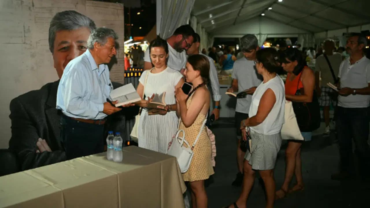 Mustafa Balbay, Kuşadası'nda okurlarıyla bir araya geldi: 'Kuşadası, başkanına sahip çıkacaktır'