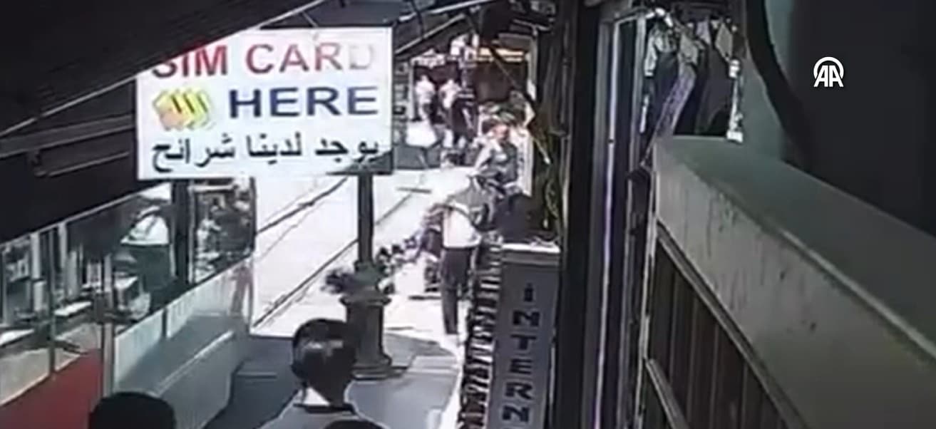 Fatih'te bebek arabası tramvay yoluna devrildi: O anlar kamerada